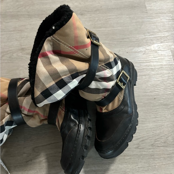 Burberry boots - Picture 3 of 11
